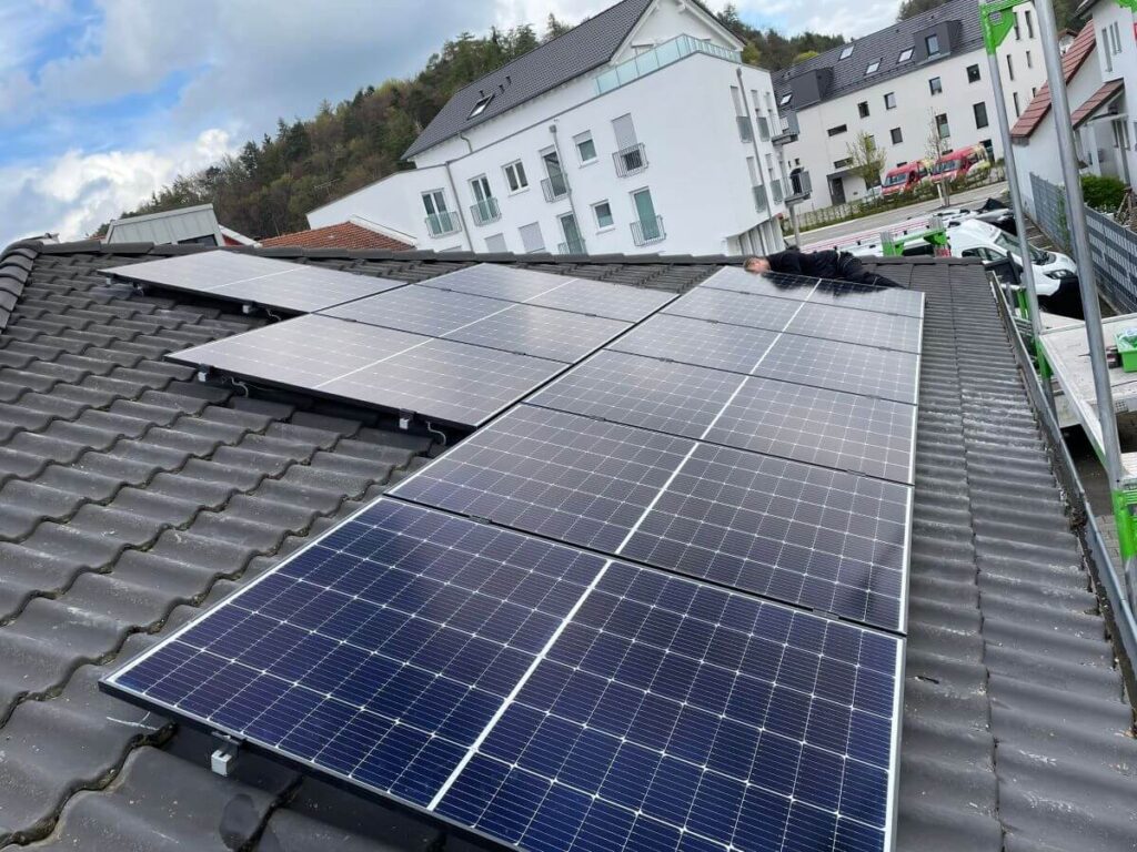 Installation einer Photovoltaikanlage auf dem Dach