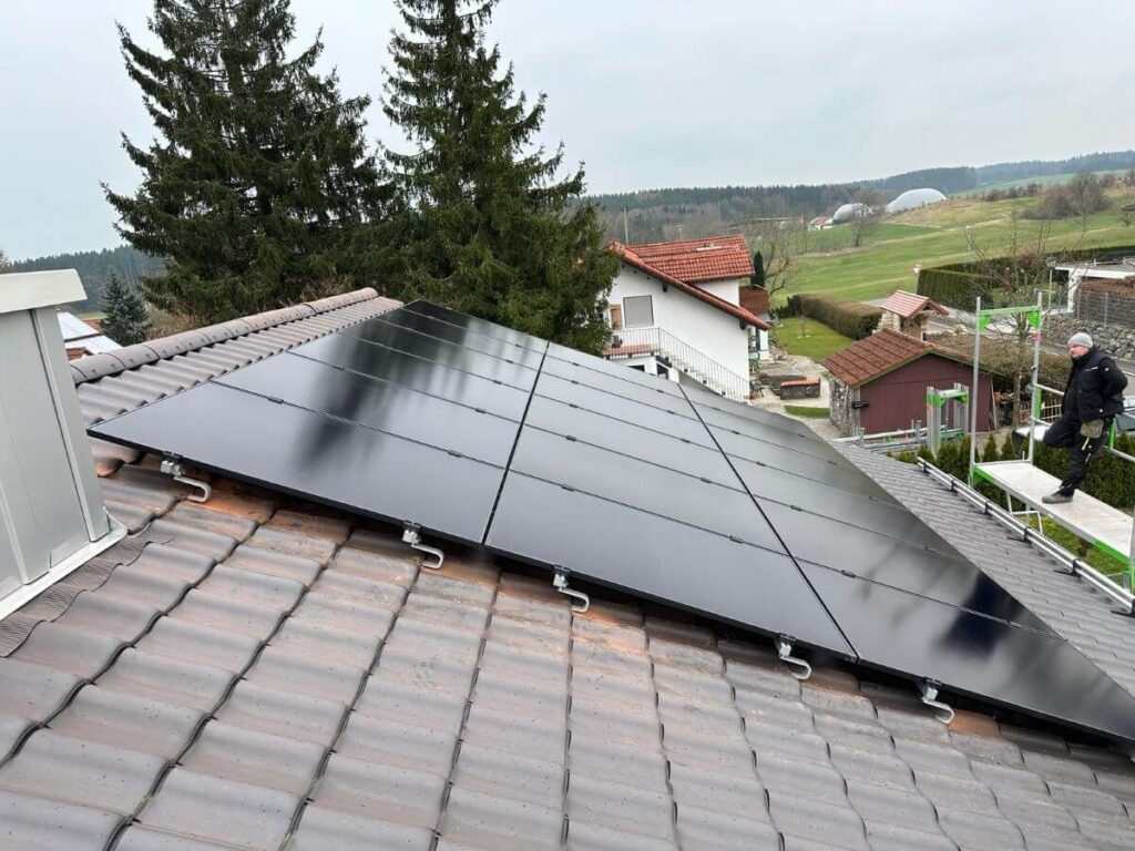 Montage einer Photovoltaikanlage auf Dach